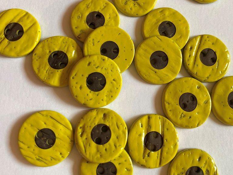 18mm - Yellow Edge Coconut Buttons TextileGarden